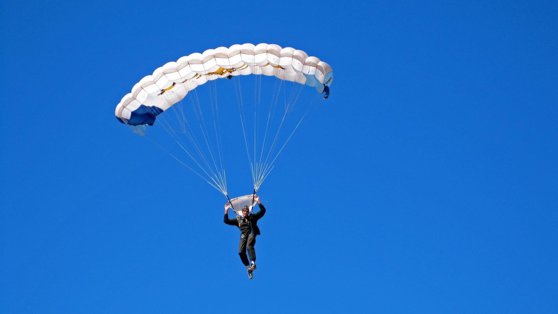 “飘移王者”盛宴：车手们的漂移技巧一览，如何玩漂移车